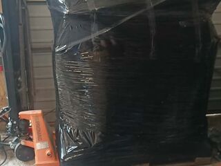 części wnętrza auta na 2 paletach