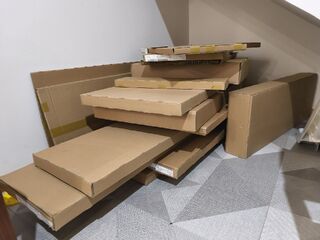 17 kartonów z elementami mebli