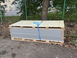 Paleta z panelami fotowoltaicznymi