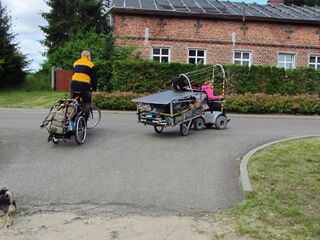 Przyczepka rowerowa z ładunkiem.