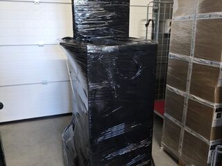 Jeden stojak o wadze około 50 kg, na palecie