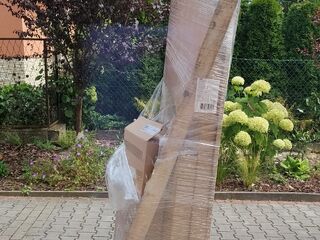 póplaleta z meblami.