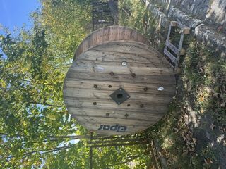 Dwa bębny kablowe (puste) 220 i 200.