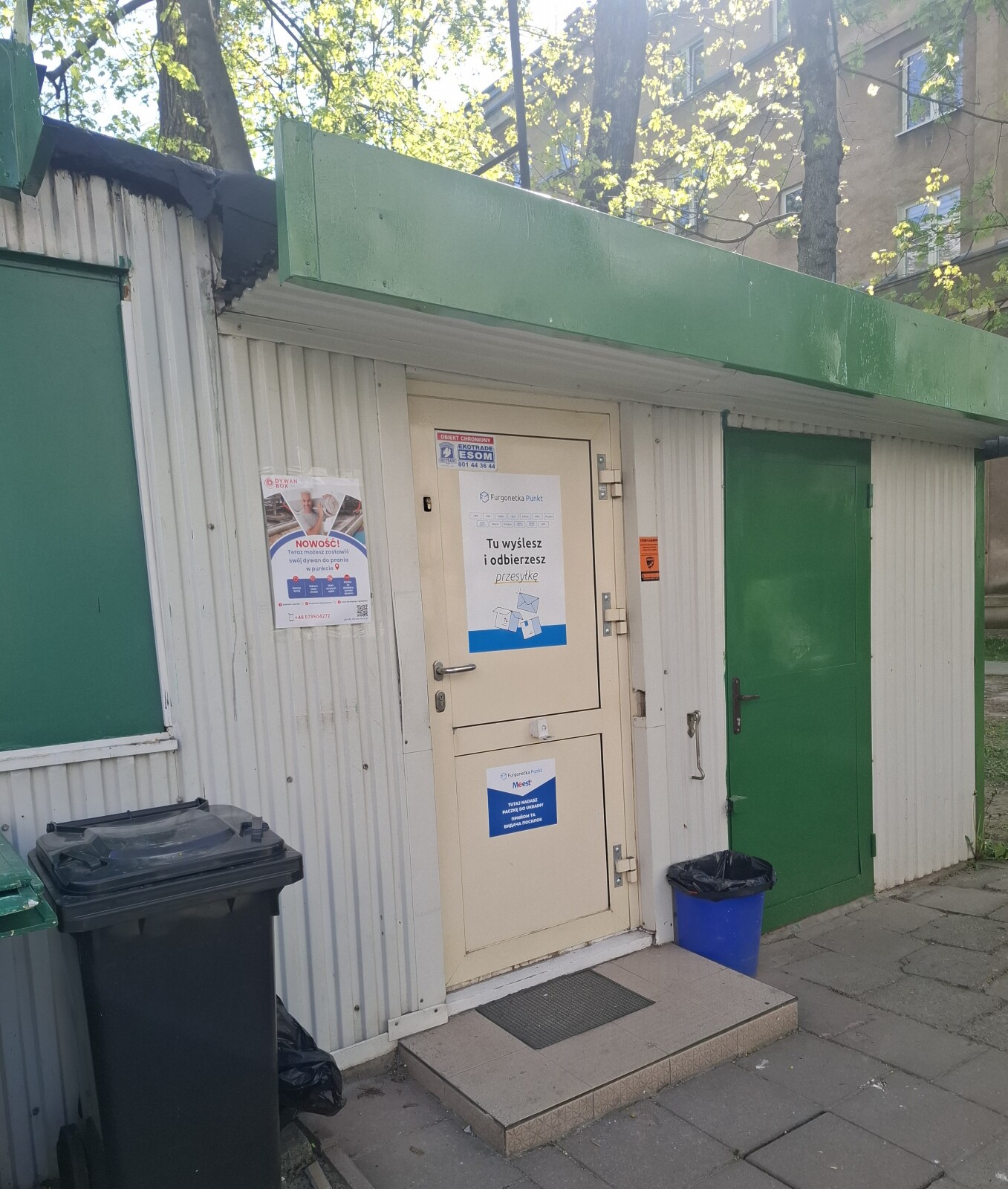 Punkt kurierski Kraków Os. Centrum A przy bloku 2 Furgonetka Punkt