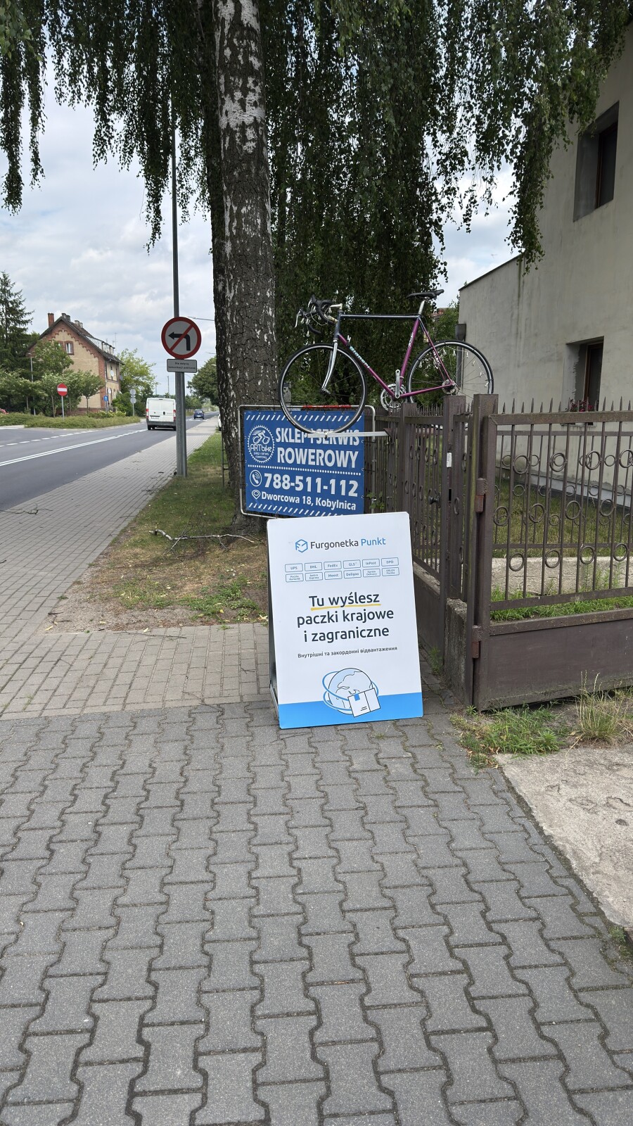 Punkt kurierski Kobylnica ul. Dworcowa 18 Furgonetka Punkt