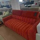 Przewóz nowej sofy z salonu meblowego